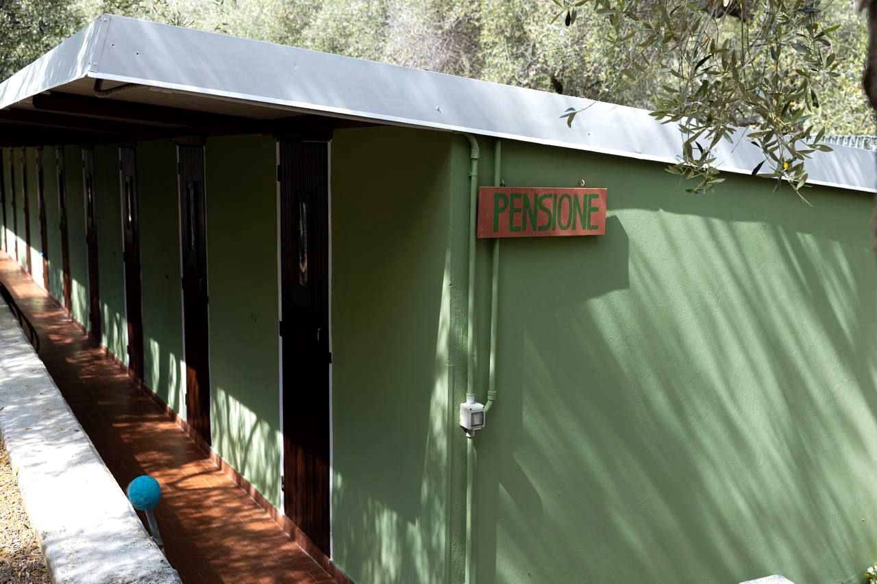 Edificio della pensione con i box affacciati sul verde